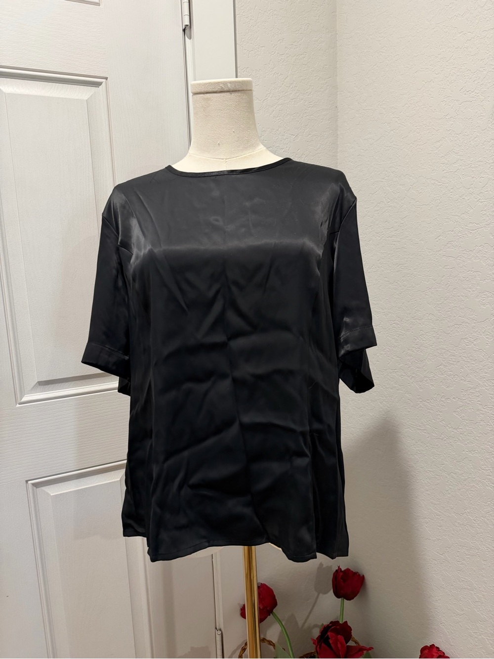 CHRISTIE &JIL1° | Classic Black Short-Sleeve Satin Top